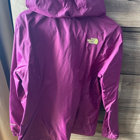 The North Face size medium rain coat - Picture 2 of 2